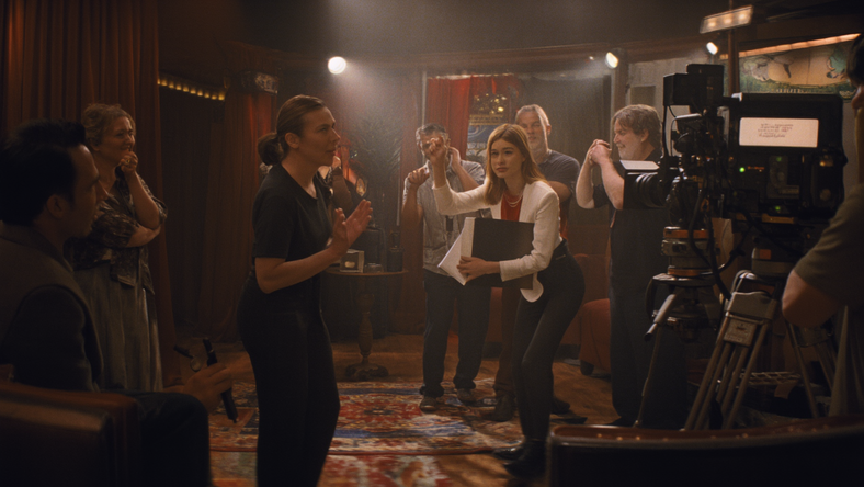 北美短剧:假新闻、热钱和一比一复刻